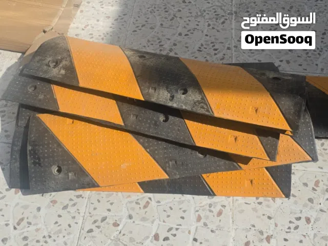 يتوفر مطبات صناعيه يركبن بالمسامير جديد