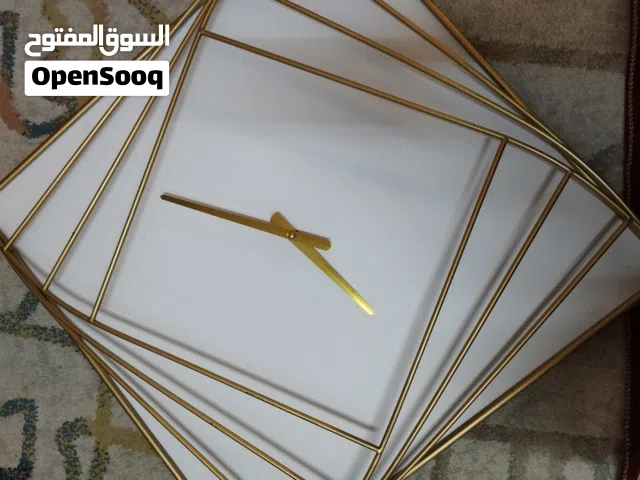 السعر قابل للتفاوض البسيط - ساعة حائط مودرن فاخرة من هوم سنتر (Home Centre) - تصميم هندسي ذهبي وأبيض