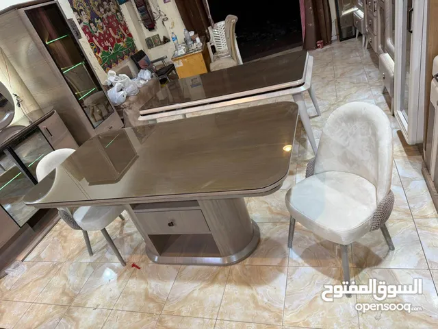 طقم سفره كامل خشب زان احمرعالى الجوده وكبس مسكى على ابلكاش ثه روسى دهان بليستر فرن وتنجيد سوفت