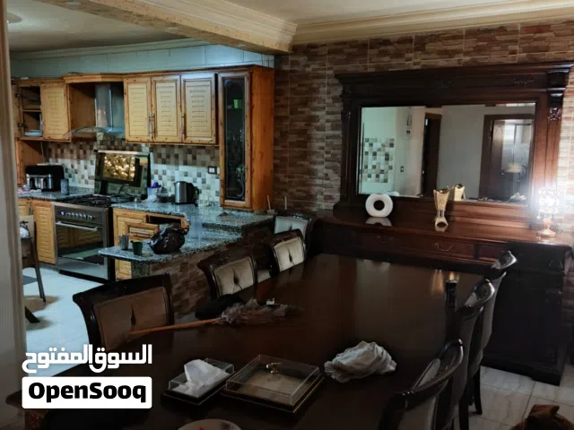 مبنى مكون من طابقين شقتين جميل جدا مع ارض بستان جميل مرخص و إذن أشغال وساعتين ماء 2 و كهرباء2