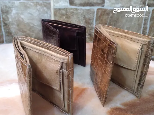 محافظ وأحزمة من جلد الثعبان و التمساح و النعام