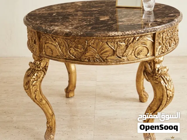 طاولة مع رخام
