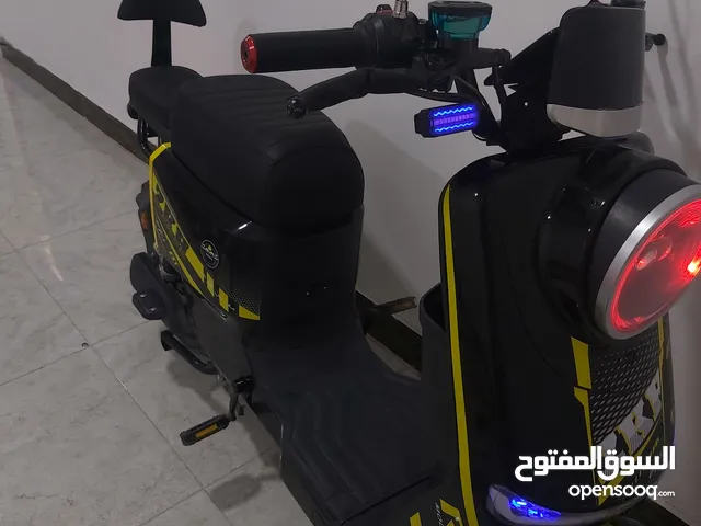 دراجة كهربائية مستعملة شهر واحد (التأكيد في وصل الشراء) نوع R11 راقية 5 بطاريات توصلك 35-40 كيلومتر