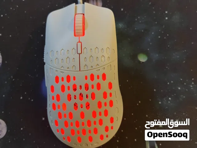ماوس قيمنق مخرم مع ماوس باد بحالة ممتازة للبيع. مستعمل بحالة الجديد
