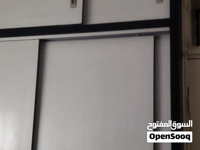 اطار خزانة كبيرة ابيض حائط و بني تقيل ومرتب