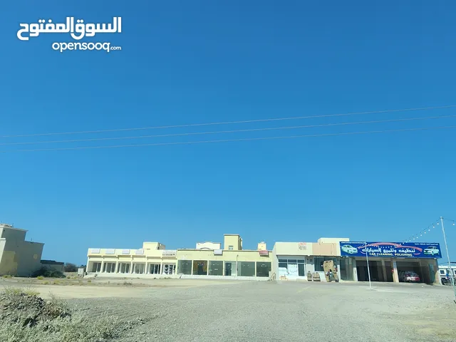 للبيع او الاستثمار ارض سكني تجاري ولاية صحم مقابل مركز الخدمات بها واجهتين خط اول امام الشارع