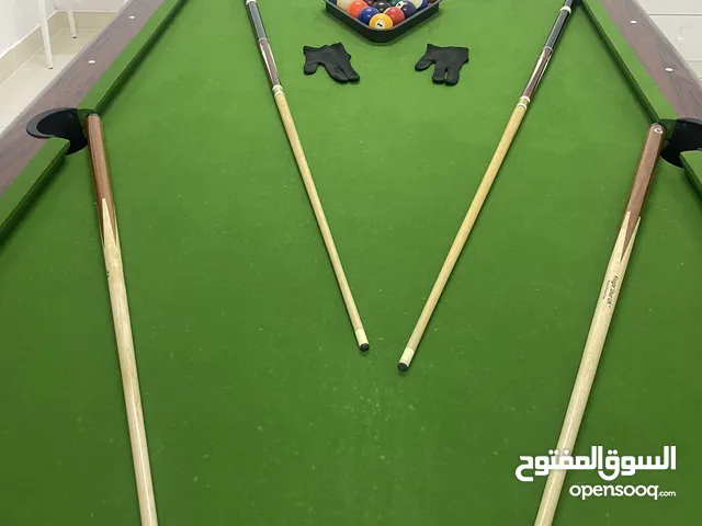 طاولة بلياردو 8 foot مع كرات و 6 عصا و قاعدة عصا