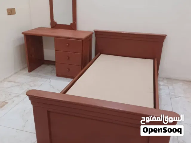 سرير وتسريحه للبيع