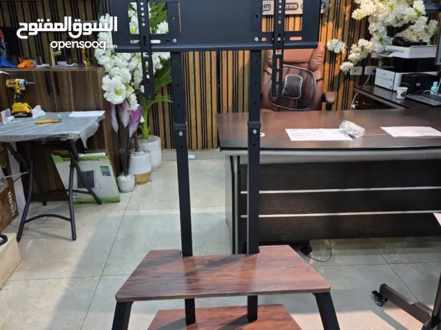 ستاند تلفزيون متحرك حديد + خشب (ثقيل ومتين) يتحمّل شاشات لغاية 85 بوصة هيكل حديد سميك قوي جدًا .