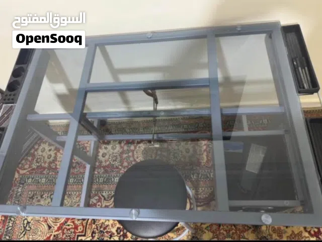 طاولة رسم هندسي زجاجية أنيقة وعملية، مثالية للطلبة والمهندسين