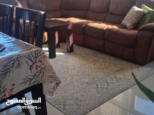 شقه للبيع مساحه 150ثلاث غرفة نوم حمامين بلكونتين صالون صاله مطبخ طابق ثالث اصنصين