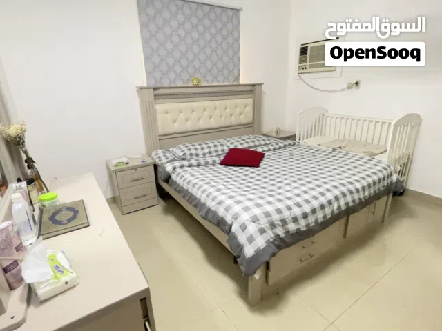 غرفة نوم مع المرتبة ولمفرش