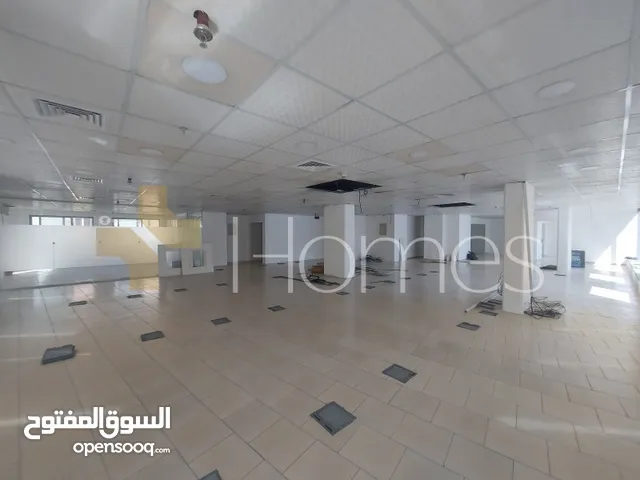 مكتب طابق ثامن باطلالة زجاجية للايجار في وادي صقرة بمساحة بناء 300م