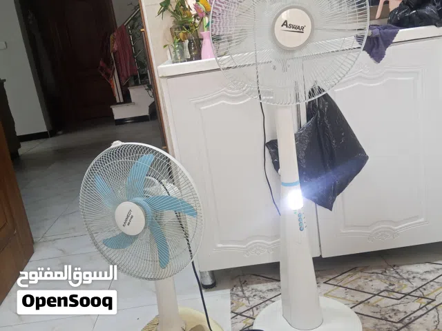 مروحتين شحن نظيفات واحدة منضدية والثانية عملية يراد لهن بطاريات شحن تبديل.