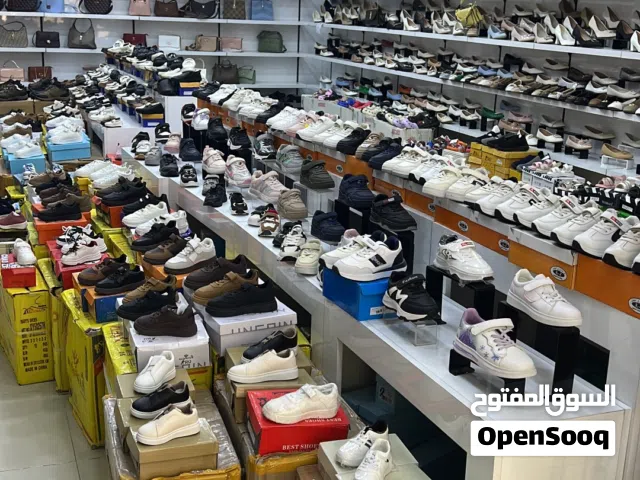 محل أحذية في مكان حيوي للبيع