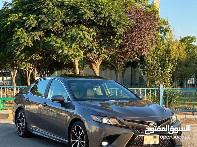 تويوتا كامري 2018 فل كامل XLE لون مميز ( قابل للبدل )