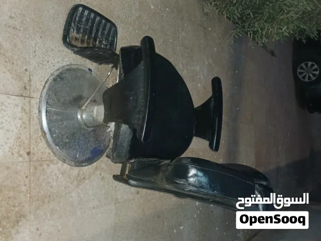 كرسي صالون حلاقة بحالة جيدة