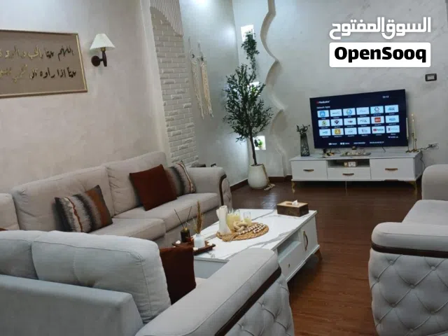 للبيع شقة مميزة – الزرقاءخلف النبعه شقة طابق ثاني (طابقية) بموقع خدمي مميز وقريب من جميع الخدمات