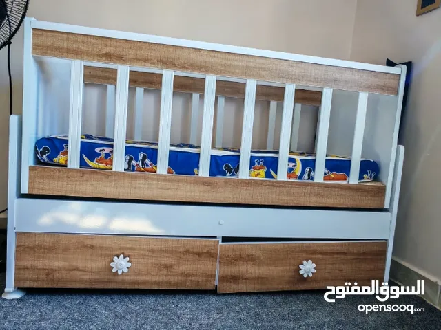 تخت بيبي من حديث الولادة لعمر 5 سنوات هزاز مع الفرشه للبيع شبه وكالة بحاجه فقط سكة لأحد الأدراج