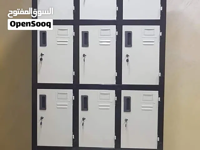 خزانة حديد لكرات  12 ضرفة مع مفاتبح وكافة الأثاث المعدني والخزاين