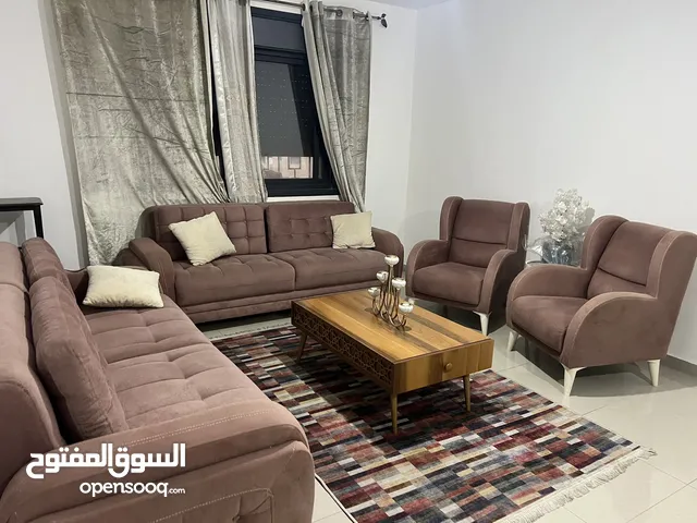 شقه مفروشه للايجار في البيره قرب دوار حبوب وقرب برافو في المصيون