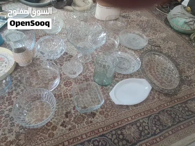 أواني زجاجية اجنبية واغراض اخرى من النوع الثقيل والفخم