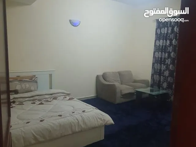 غرفة مع بلكونة ايجار شهري.. الشقة نظيفة وهادئة يوجد 3 اشخاص في البيت فقط