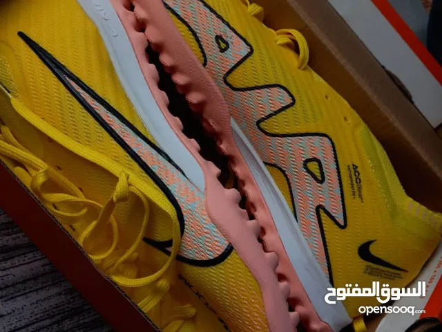 جزمة ، شوز رياضي نايك أصلي صناعة بوسنية ، جديد غير مستعمل مع الكرتونة ، مناسب للعشب الصناعي والعادي