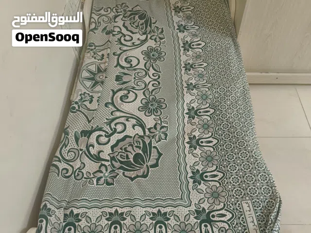 سرير ابيض شبه جديد من ايكيا يتغير مقاس و طول السرير على حسب مزاجك و السرير ل نفر واحد مع الفراش