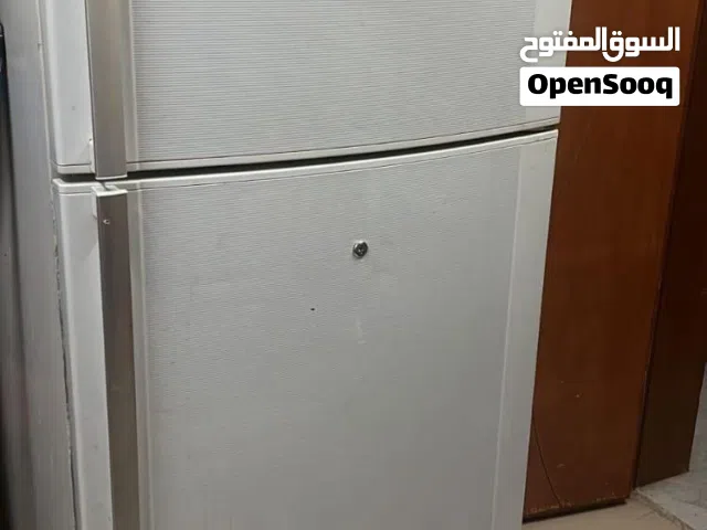 ثلاجة Sharp نظيفة