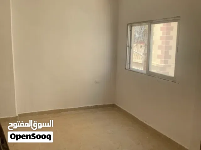 سطح مستودع محل  للايجار موقع تجاري حيوي جدا