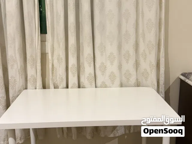 مكتب دراسي ابيض