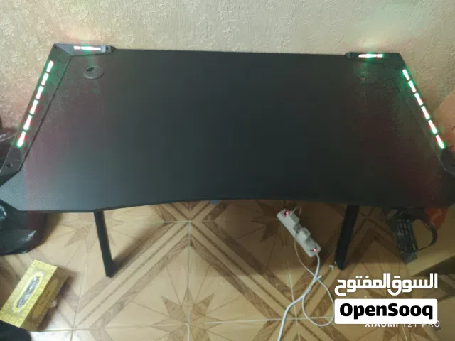 طاولة جيمينج نظيفة جدا