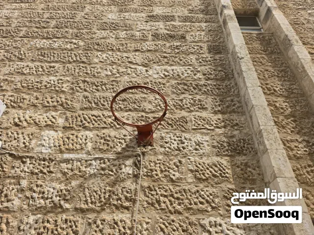 قاعدة كرة سله راكبه بحاله جيده جدا بدون شبك