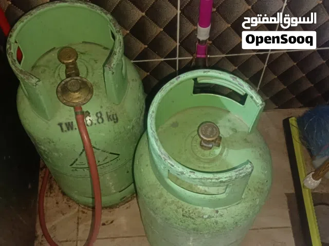 جرة غاز عدد 2  تقريبا مليانات او ناقصين شوي