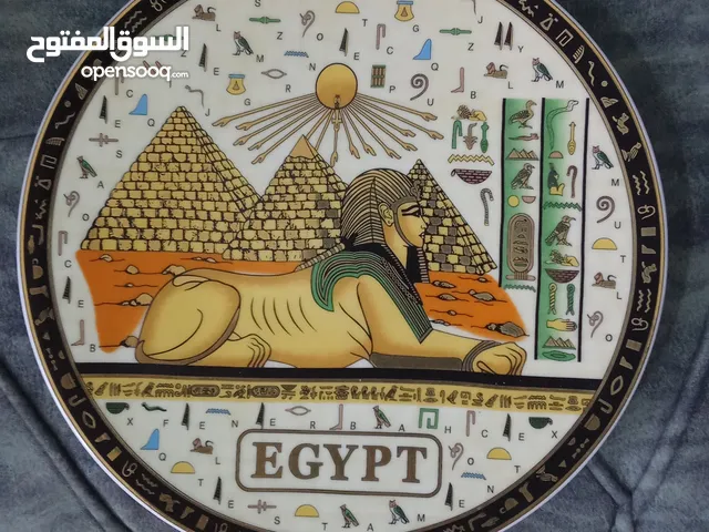صحون تحف عليها رسومات وعبارات الفراعنه صناعه مصريه وبرواز من الجبس البيع المجموعه