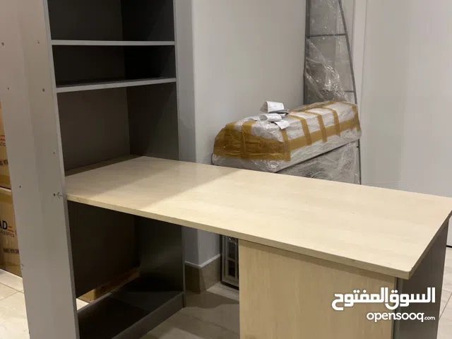 مكتب مع ارفف وخزانة