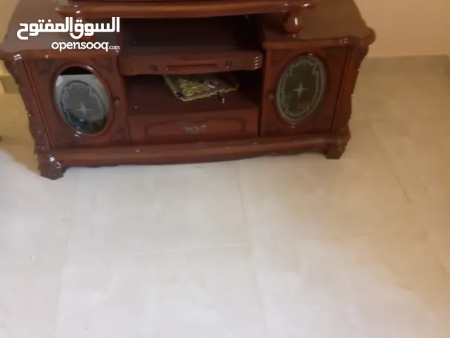 زوز طاولات تلفزيون للبيع بحالة ممتازة لايوجد بيهم كسور اللون البني