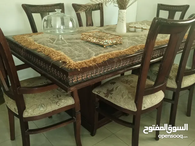 غرفة سفرة طاولة معها 6كراسي وفضية زجاجية بحالة ممتازة