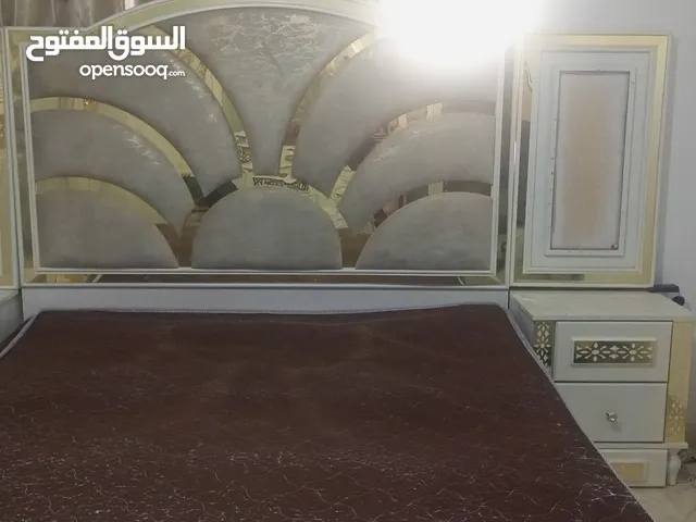 غرفة نوم مضيئه  لون ابيض مع ملحقات كما بالصور مستعملة.......