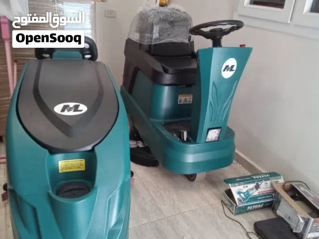 ماكينات تنظيف أرضيات للمساحات الكبيرة
