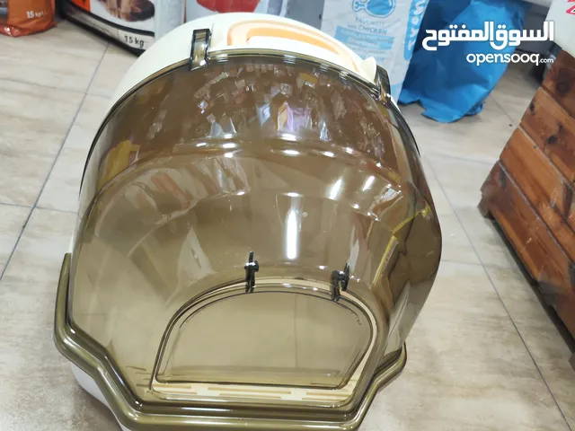 مغلق كبير وشفاف ومميز جدًا: يوفر الخصوصية والراحة لقطتك، ويمنع انتشار الروائح.