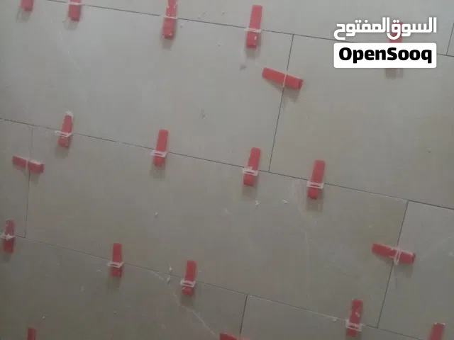 معلم بلاط وسيراميك محترف بخبرة في تركيب وصيانة البلاط والبورسلان والوزرات وتشطيب الحمامات والمطابخ.