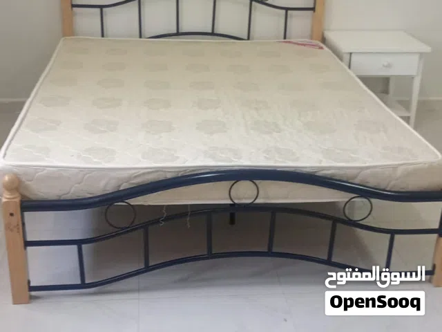 سرير مع الدوشق و الكبت الصغير