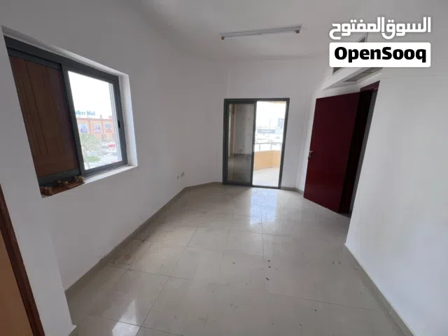 شقه غرفه وصاله ببلكونه اطلاله مفتوحه مساحع كبيره تكيف مركزي بجوار السفير مول