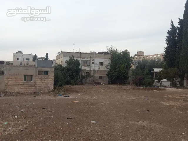 مبنى مكون من طابقين على قطعة ارض