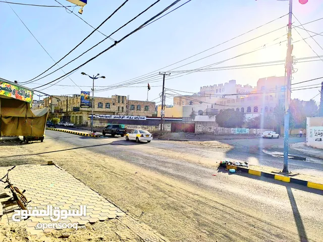 حوش معرض إيجار على شارعين بيت بوس _ شارع 24 _ الخمسين . واجهه ركنيه اكثر من 100متر ومساحة 30 لبنة..
