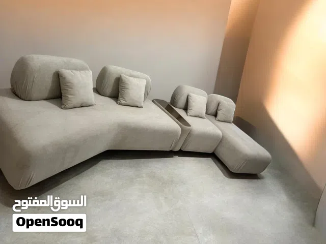 ركنة مودرن بتصميم أنيق وعصري، مريحة جدًا وقماش عالي الجودة وسهل التنضيف. مناسبة لكل مساحات المعيشة