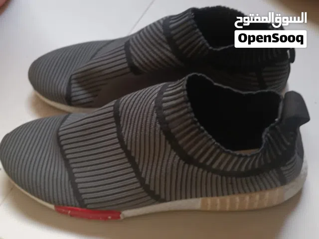 جزمة ماركة اديداس مقاس 42