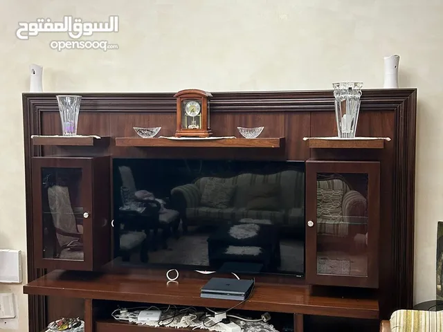 للبيع - طاولة تلفزيون خشب متين بحالة ممتازة